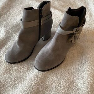 Final clearance  Suede like ankle boots, w tassel no brand block heel flaw